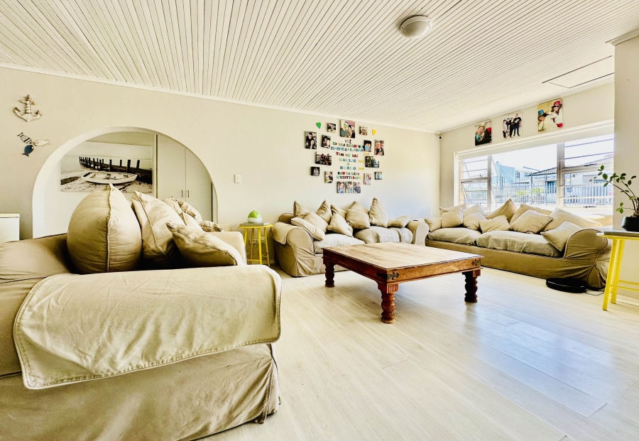 4 Bedroom Property for Sale in Perlemoenbaai Western Cape